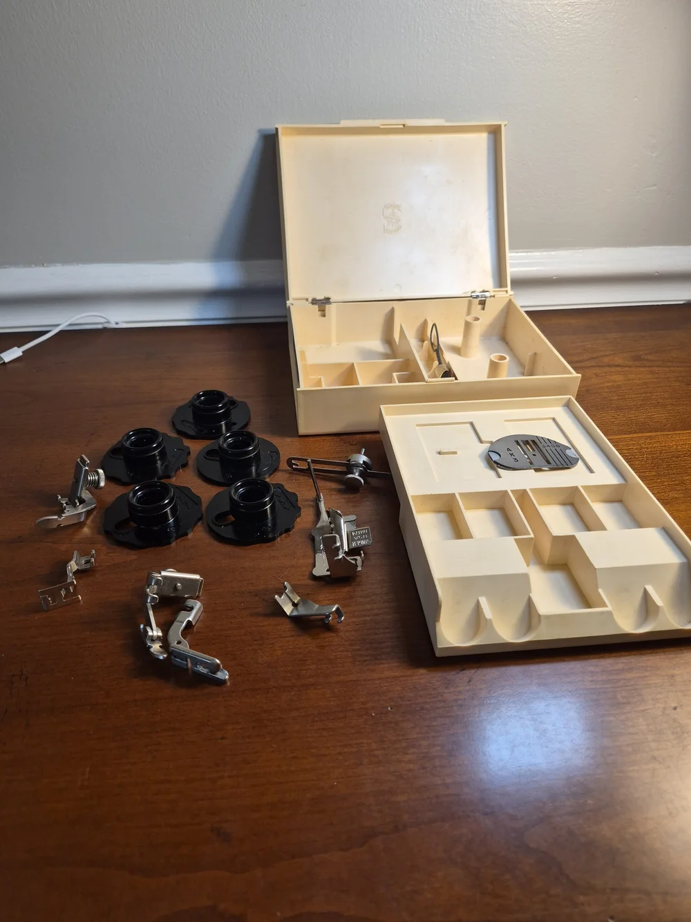 Vintage Singer Cream COLOR  Sewing Accessory Box & A Few Accessories Gold Accent